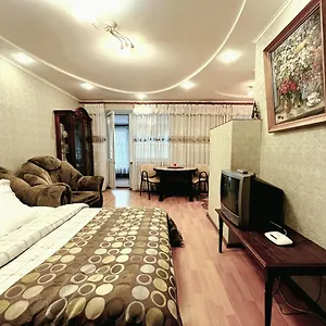 Апартаменты с большой верандой на белецкого возле Isida, шалимова, Cozy Flat On Beletskogo Street, Киев